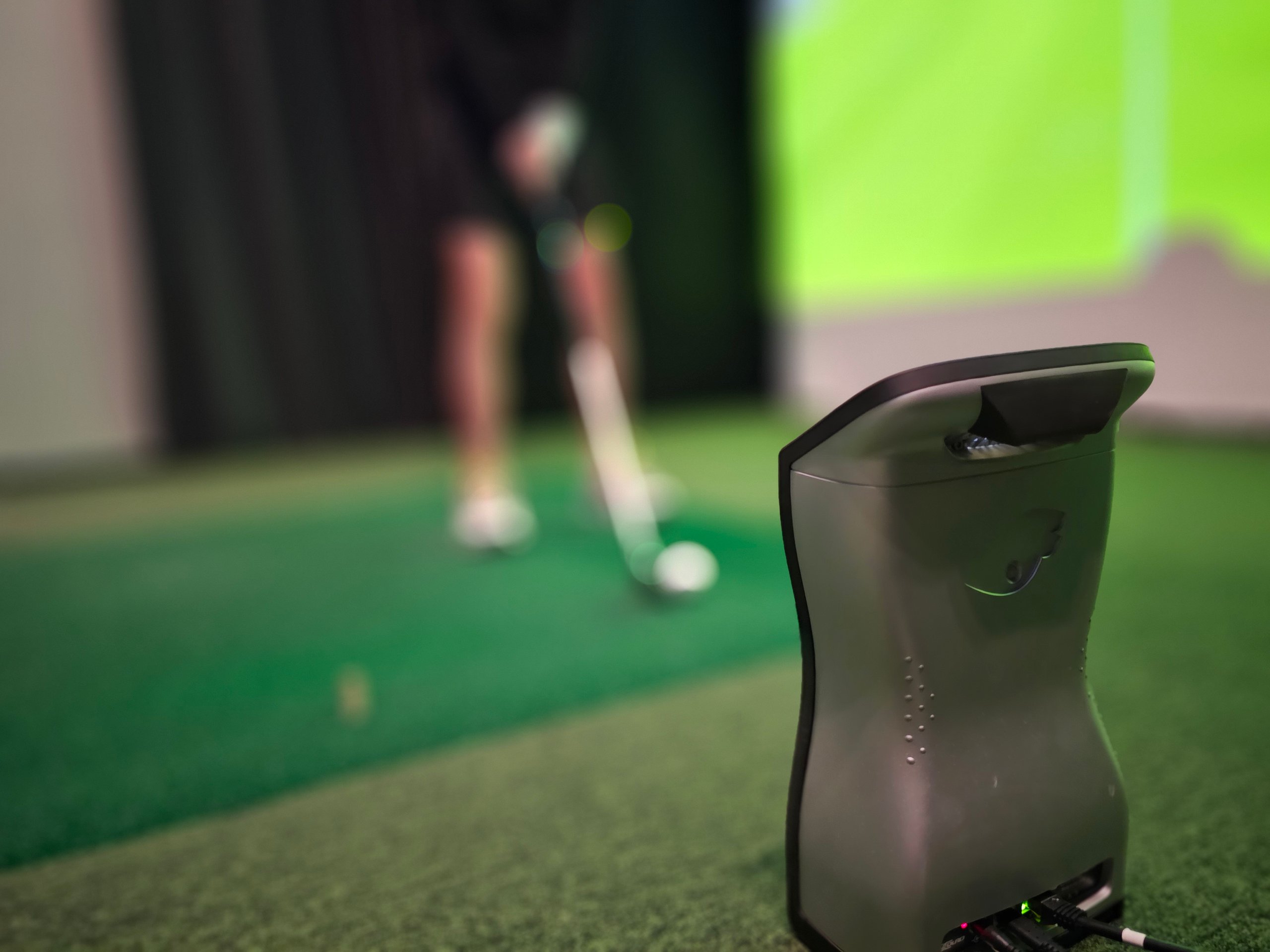Indoor golf training with swing analysis