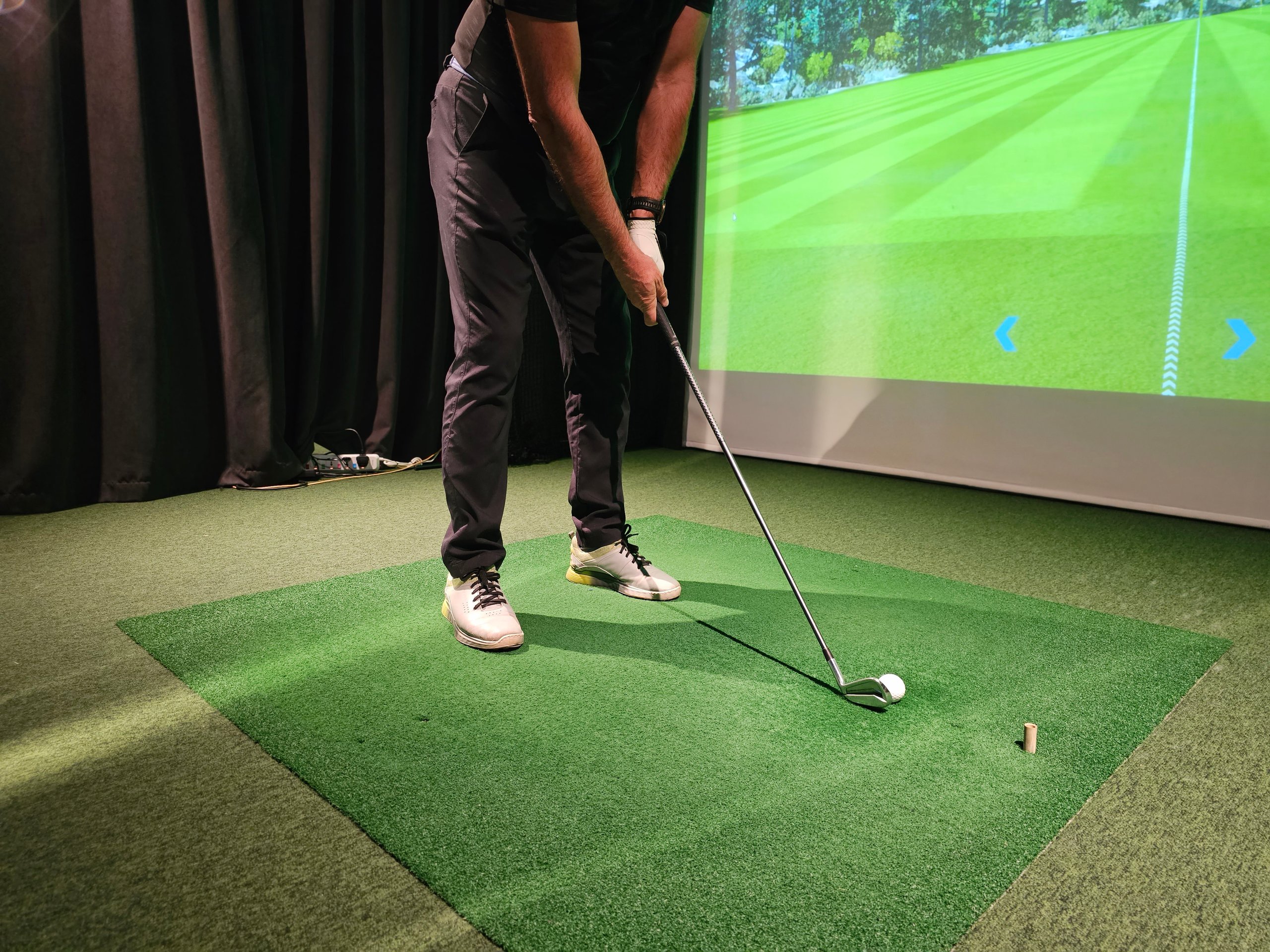 Indoor golf training session with virtual course